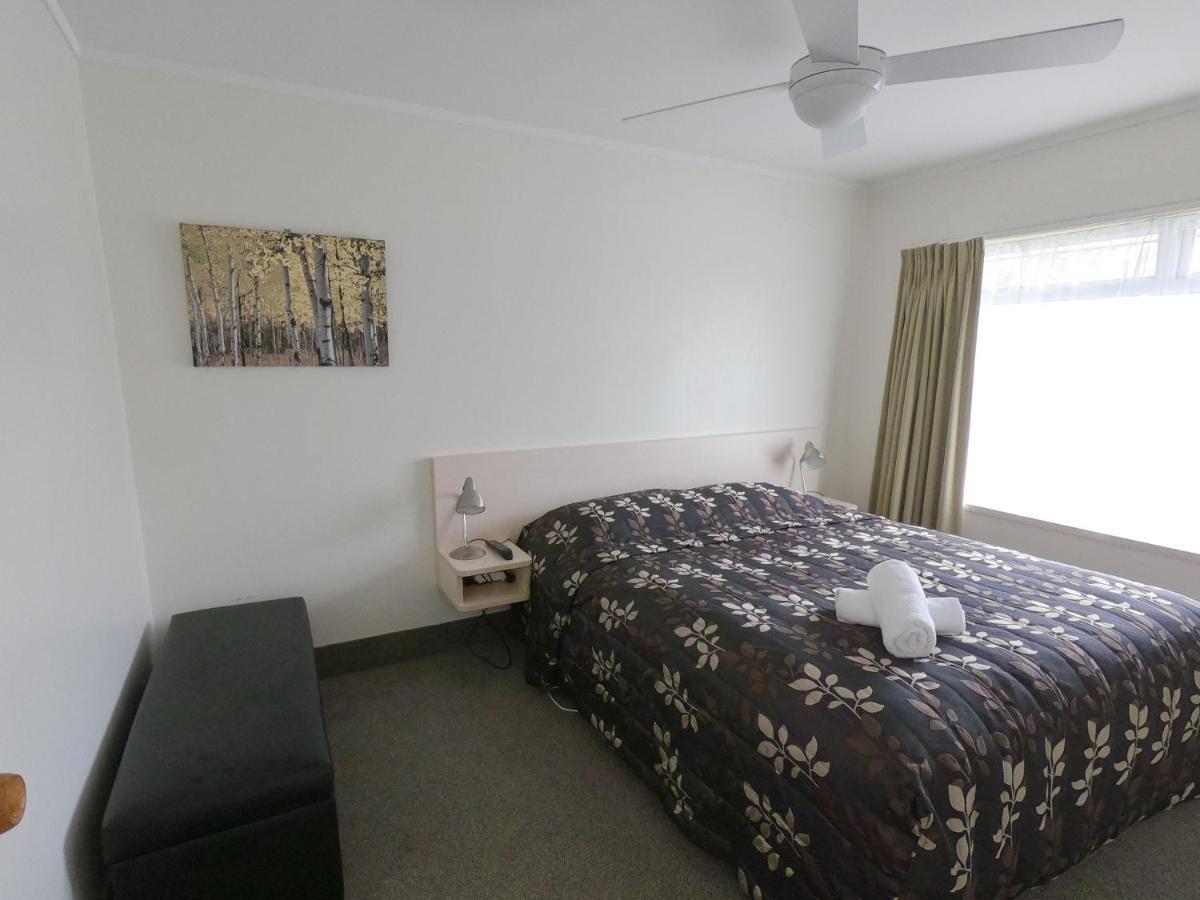 Castle Court Motel Уэллсфорд Экстерьер фото
